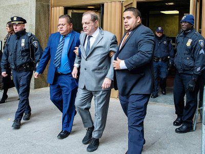 Le producteur déchu Harvey Weinstein (centre) à sa sortie d'un tribunal de Manhattan le 6 décembre 2019 - EDUARDO MUNOZ ALVAREZ [AFP]