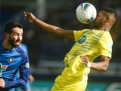 L'attaquant malien de Nantes Kalifa Coulibaly (d) face au défenseur bayonnais Jordan Chort en Coupe de France, le 4 janvier 2020 au stade Jean-Dauger de Bayonne - GAIZKA IROZ [AFP]