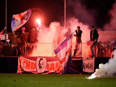 Des supporters toulousains lancent des fumigènes sur la pelouse lors du match de Coupe de France à Saint-Pryvé-Saint-Mesmin, le 4 janvier 2020 - GUILLAUME SOUVANT [AFP]