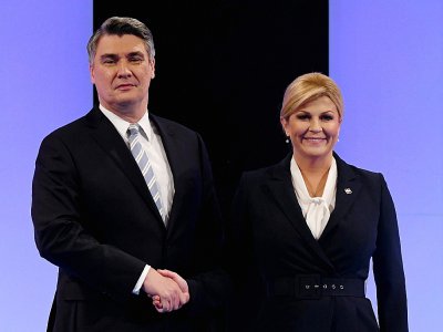 Les candidats à l'élection présidentielle croate Kolinda Grabar Kitarovic (D) and Zoran Milanovic (G), avant un débat télévisé le 3 janvier 2020 - Denis LOVROVIC [AFP]