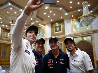 Séance de selfie entre les pilotes Nani Roma, Stéphane Peterhansel, Carlos Sainz et le transfuge de F1 Fernando Alonso à Jeddah, le 3 janvier 2020, ahead of the 2020 - FRANCK FIFE [AFP]