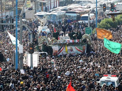 Une marée humaine se rasseble autour des cercueils de Qassem Soleimani et d'Abou Mehdi al-Mouhandis juchés sur un véhicule à Ahvaz en Iran, le 5 janvier 2020 - FATEMEH RAHIMAVIAN [fars news/AFP]