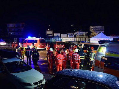 Des secouristes interviennent sur le lieu d'un accident de la route à Lutago, sur une photo fournie par les pompiers italiens le 5 janvier 2020 - Handout [Vigili del Fuoco/AFP]