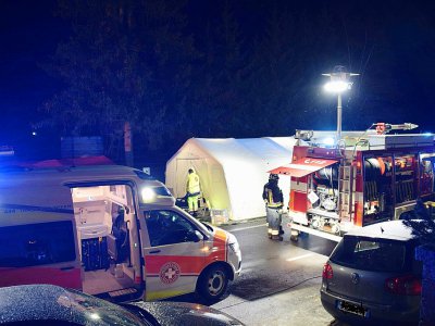 Des secouristes interviennent sur le lieu d'un accident de la route à Lutago, sur une photo fournie par les pompiers italiens le 5 janvier 2020 - Filippo MONTEFORTE [Vigili del Fuoco/AFP]