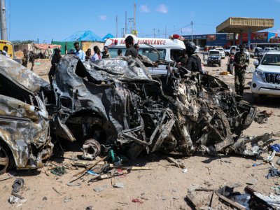 L'épave de la voiture piégée à Mogadiscio qui a fait 79 morts et 150 blessés dans la capitale somalienne, le 28 décembre 2019 - Abdirazak Hussein FARAH [AFP]