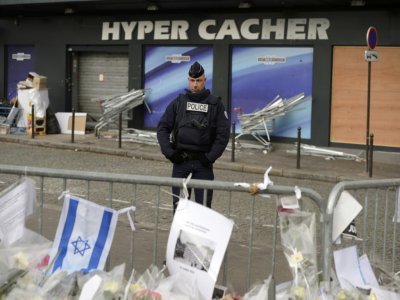 Le 21 janvier 2015 devant le supermarché Hyper Cacher de la porte de Vincennes à Paris où quatre personnes ont été tuées par Amedy Coulibaly le 7 janvier précédent - Eric Feferberg [AFP/Archives]