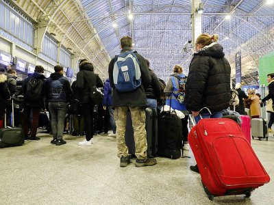 Des voyageurs arrivent à la gare de Lyon le 5 janvier 2020 à Paris - FRANCOIS GUILLOT [AFP]