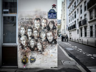 Une fresque représentant les victimes de l'attentat contre Charlie Hebdo photographiée le 7 janvier 2019 sur un mur des anciens locaux du journal à Paris - STEPHANE DE SAKUTIN [AFP/Archives]
