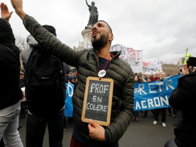 Un enseignant dans une manifestation contre la réforme des retraites, le 4 janvier 2020 à Paris - FRANCOIS GUILLOT [AFP]