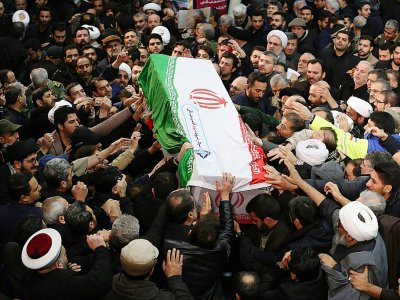 Des Iraniens en deuil  portent le cercueil du général tué Qassem Soleimani à Téhéran le  6 janvier 2020 - - [KHAMENEI.IR/AFP]