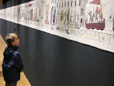 L'exposition de la tapisserie Game of Thrones fascine les visiteurs de tous âges, même les plus petits.