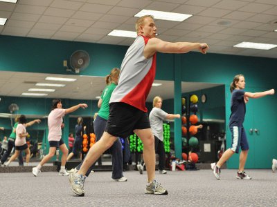 Face aux machines de musculation proposées dans les salles de sport, les cours collectifs attirent aussi les nouveaux inscrits.