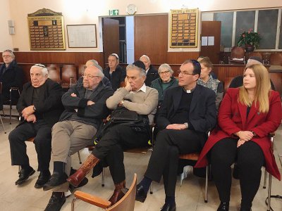 Le Père Laurent Berthout (deuxième en partant de la droite) participe à une conférence "Juste parmi les Nations" à la synagogue. - Nassim Lévy