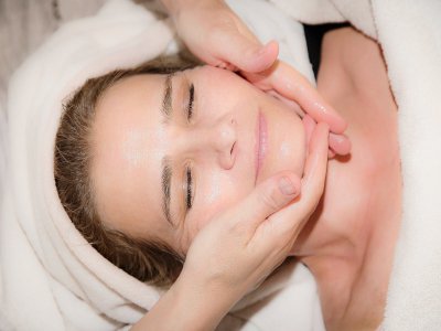 L'huile essentielle est souvent utilisée pour les massages. - Pixabay