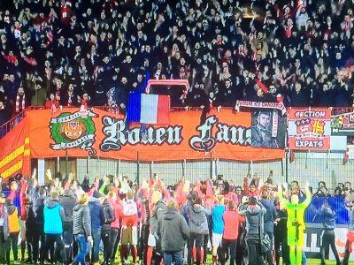 La joie des supporters Rouennais qui célèbrent la victoire face à Metz en 32e de finale de Coupe de France. - capture