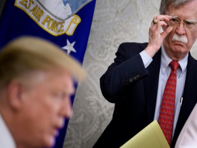 Sur cette photo en date du 13 mai 2019, John Bolton, alors conseiller de Donald Trump à la Sécurité nationale, écoute le président américain lors d'un échange avec la presse à la Maison Blanche - Brendan Smialowski [AFP/Archives]