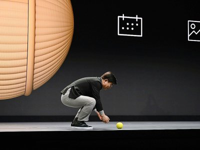 Le patron de l'électronique chez Samsung Hyun-Suk Kim présente Ballie, un robot de maison tout rond, à la veille de l'ouverture du CES 2020 au grand public - Robyn Beck [AFP]