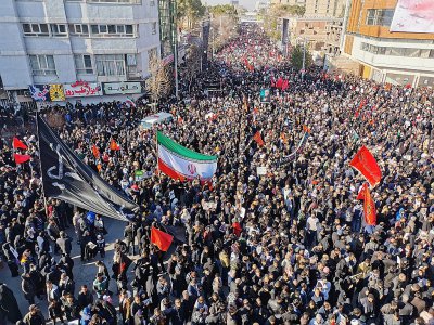 Les Iraniens se rassemblent pour l'enterrement du général Qassem Soleimani dans sa ville natale de Kerman le 7 janvier 2020 - Atta KENARE [AFP]
