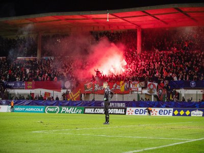 5- Supporters.
Pendant 90 minutes, les supporters des Diables Rouges ont chanté et fêté leurs favoris face à Metz. Le stade Robert Diochon verra une autre équipe de Ligue 1 débarquer dans une dizaine de jours : le SCO d'Angers. - Romain Flohic