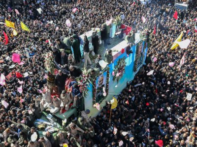 Une foule d'Iraniens autour du véhicule qui transporte le cercueil du général Qassem Soleimani, à Keman, dans le sud-est de l'Iran, le 7 janvier 2020 - ATTA KENARE [AFP]