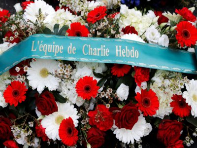 Bouquet de fleurs déposé devant les anciens locaux de Charlie Hebdo, à Paris, le 7 janvier 2019, cinq ans après l'attentat qui a provoqué la mort de 11 personnes au siège du journal satirique - FRANCOIS GUILLOT [AFP]