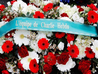 Couronne de fleurs déposée devant les anciens bureaux de Charlie Hebdo le 7 janvier 2020, pour le 5e anniversaire de cet attentat qui avait décimé une partie de la rédaction - FRANCOIS GUILLOT [POOL/AFP]