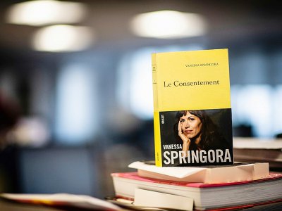 Le livre de l'écrivaine Vanessa Springora "Le Consentement", photographié le 31 décembre 2019 à Paris - Martin BUREAU [AFP]