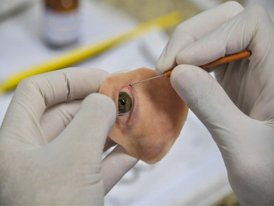 Le docteur Rodrigo Salazar-Gamarra travaille sur une prothèse conçue à partir d'images numériques pour reconstruire le visage de Denise Vicentin, le 3 décembre 2019 à l'hôpital de Sao Paulo - Nelson ALMEIDA [AFP]