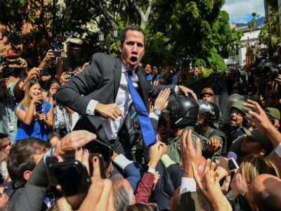 L'opposant vénézuélien Juan Guaido (g) fait face aux forces de l'ordre lors de son arrivée devant le bâtiment de l'Assemblée nationale, le 7 janvier 2020 à Caracas - Cristian Hernandez [AFP]