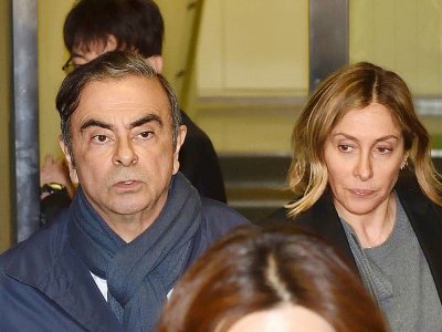 Carlos Ghosn (g) et sa femme Carole Ghosn à Tokyo le 3 avril 2019 - Kazuhiro NOGI [AFP/Archives]