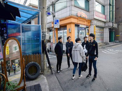 Les membres du groupe de metal sud-coréen Monsters Dive avant un concert à Séoul, le 10 novembre 2019 - Ed JONES [AFP/Archives]