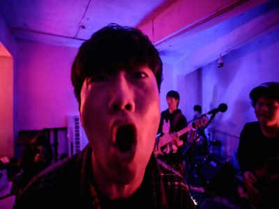 Le chanteur Chu Yeonsik, du groupe de heavy metal sud-coréen Monsters Dive, lors d'un set à Séoul, le 10 novembre 2019 - Ed JONES [AFP/Archives]