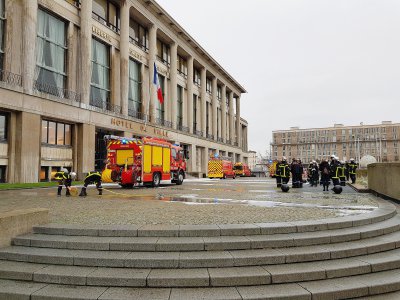 Manifestation des pompiers devant l'hôtel de ville du Havre, le mercredi 8 janvier, dans la matinée. - Gilles Anthoine