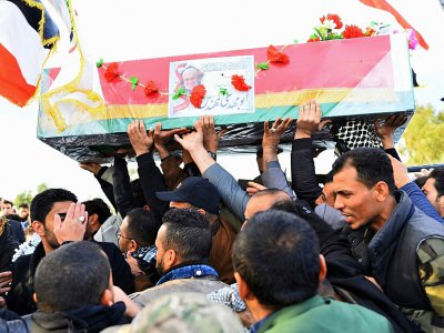 Des membres du Hachd al-Chaabi porte le cercueil de leur chef Abou Mehdi al-Mouhandis à Najaf, le 8 janvier 2020 - Haidar HAMDANI [AFP]