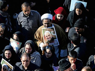 Des Iraniens défilent à Kerman en hommage au général Qassem Soleimani, le 7 janvier 2020 - ATTA KENARE [AFP]