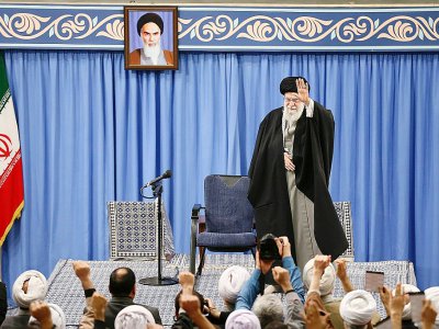 Photo fournie par le bureau du guide suprême iranien montrant l'ayatollah Khamenei lors d'un discours à Téhéran, le 8 janvier 2020 - HO [IRANIAN SUPREME LEADER'S WEBSITE/AFP]