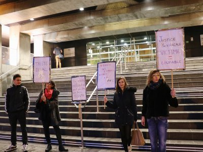 Quelques membres du collectif Osez le féminisme ! étaient présents devant la cour d'appel de Caen ce mercredi 8 janvier, à l'heure du procès en appel de Tristan Duval. - Charlotte Hautin