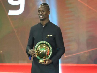 L'attaquant sénégalais Sadio Mané pose avec son trophée après avoir été désigné  meilleur joueur africain de 2019 lors d'une cérémonie à Hurghada, en Egypte, le 7 janvier 2020 - Khaled DESOUKI [AFP]