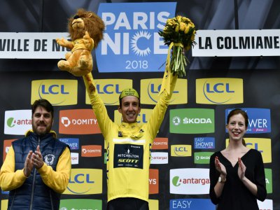 Le Britannique Simon Yates bras levés sur le podium après sa victoire lors de la 7e étape de Paris-Nice, le 10 mars 2018 à La Colmiane - JEFF PACHOUD [AFP/Archives]