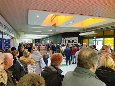La foule faisant patiemment la queue dans la galerie marchande devant la Fnac. - Eric Mas