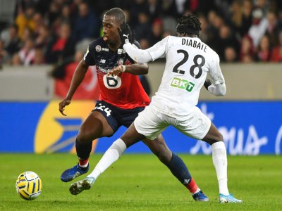 Le milieu de Lille Boubakary Soumaré (g) face au milieu d'Amiens Fousseni Diabaté en Coupe de la Ligue, le 8 janvier 2020 à Villeneuve-d'Ascq - DENIS CHARLET [AFP]