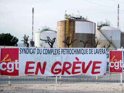 Une banderole de la CGT apposée devant une raffinerie à Lavéra, le 7 janvier 2020 - Christophe SIMON [AFP]