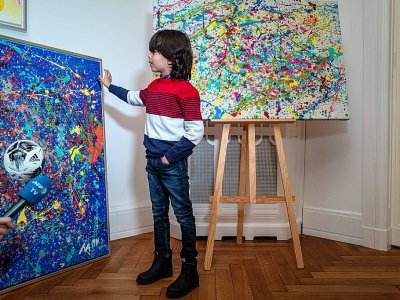 A 7 ans, l'artiste allemand Mikail Akar est considéré comme un prodige de l'expressionnisme. A Berlin le 13 décembre 2019 - John MACDOUGALL [AFP]