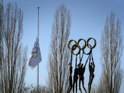Le drapeau olympique (g) au siège du CIO à Lausanne, le 5 janvier 2015 - Fabrice COFFRINI [AFP]
