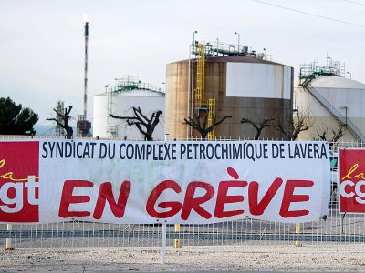 Une banderole de la CGT apposée devant une raffinerie à Lavéra, le 7 janvier 2020 - Christophe SIMON [AFP]