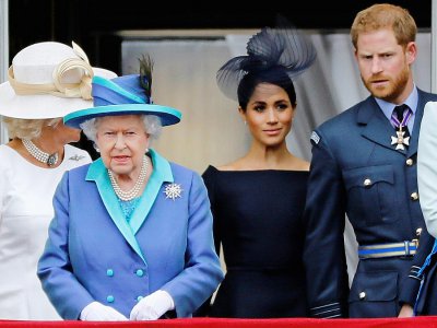 Le Prince Harry et sa femme Meghan derrière la reine Elizabeth II lors d'une cérémonie officielle à Londres le 10 juillet 2018 - Tolga AKMEN [AFP/Archives]