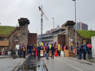 Plusieurs blocages ont eu lieu ce jeudi 9 janvier devant les entrées du site Naval Group, à Cherbourg-en-Cotentin. - Marthe Rousseau