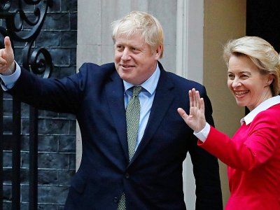 Boris Johnson et la présidente de l'Union européenne Ursula von der Leyen devant Downing Street le 8 janvier 2020 - Tolga AKMEN [AFP]