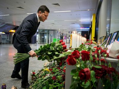 Le président ukrainien Volodymyr Zelensky dépose une gerbe de fleurs le 9 janvier 2020 à l'aéroport de Boryspil près de Kiev, en hommage aux victimes du crash à Téhéran. Photo transmise par le service de presse de la présidence ukrainienne - HO [UKRAINIAN PRESIDENTIAL PRESS SERVICE/AFP]