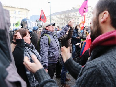Les manifestants ont donné de la voix devant la préfecture du Calvados. - Léa Quinio